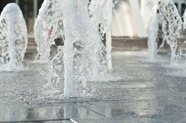 Su akıntısı yere sıçrıyor