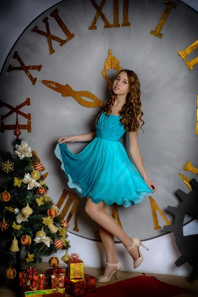 Beautiful Girl and Christmas Clock, Christmas Tree — Stock Photo, Image