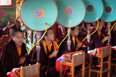 Tanımlanamayan Tibetli rahipler