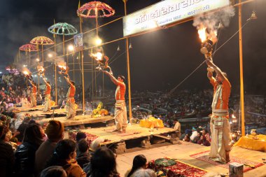 Kimliği belirsiz Hindu rahip gerçekleştirmek