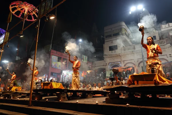 Unidentified Hindu priests perform — Stock Photo, Image