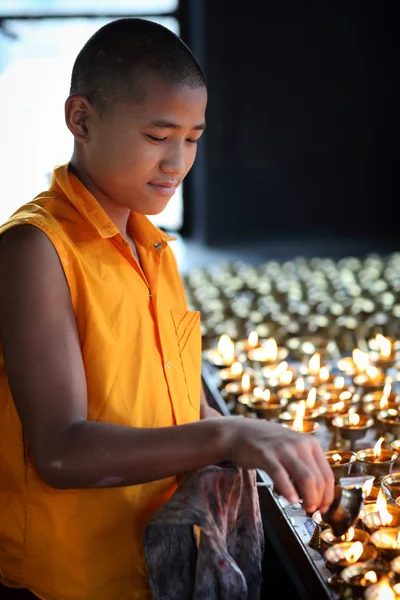 Unidentified Hindu pilgrim prays — Stock Photo, Image