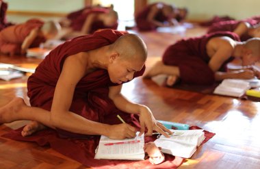 Tanımlanamayan Tibetli rahipler