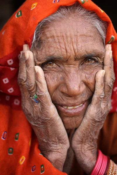 Onbekende oude Rajasthani vrouw — Stockfoto