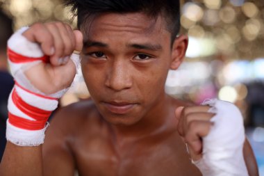Tanımlanamayan geleneksel Lethwei boksör