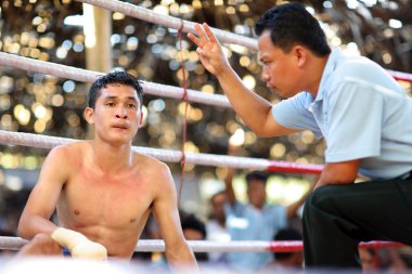 Tanımlanamayan geleneksel Lethwei boksör