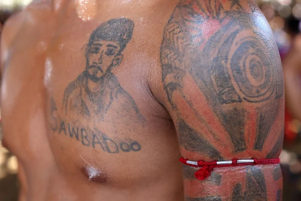 Tanımlanamayan geleneksel Lethwei boksör