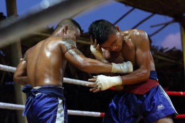 Tanımlanamayan geleneksel Lethwei boksör