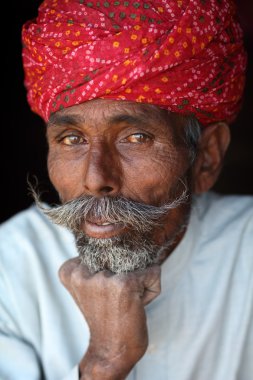 Kimliği belirsiz sadhu (Kutsal adam)