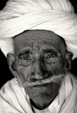Kimliği belirsiz sadhu (Kutsal adam)