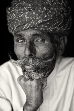 Kimliği belirsiz sadhu (Kutsal adam)