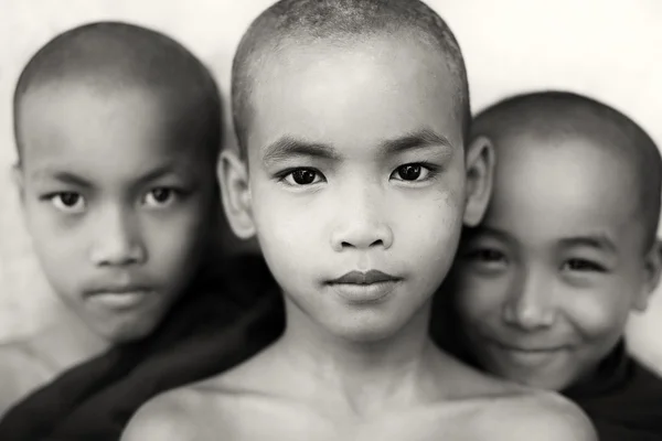 Unidentified novices in a Buddhist monastery — Stock Photo, Image