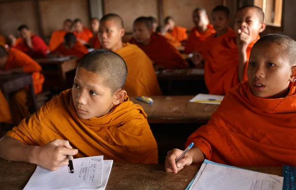 Buddhist novices studying in Luang Prabang, Laos — Stock Photo, Image