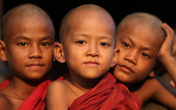 Burmese novices in Bagan, Myanmar — Stock Photo, Image