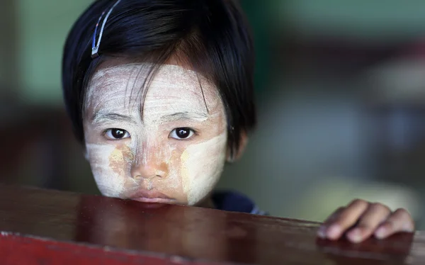 Ragazza birmana con Thanaka a Bagan, Myanmar — Foto Stock