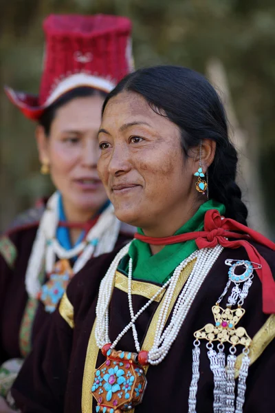 Kobieta z tradycyjnym stroju w inauguracyjnym procesji coroczny Festiwal ladakh — Zdjęcie stockowe