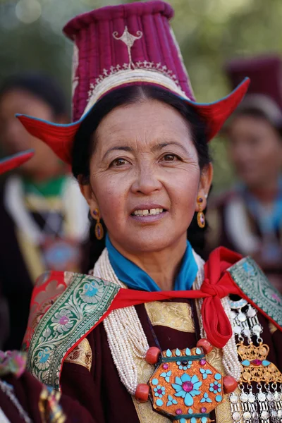 Femme vêtue de vêtements traditionnels lors de la procession inaugurale du festival annuel Ladakh — Photo