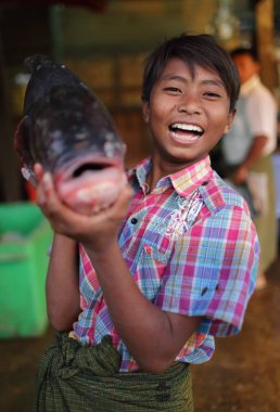 mandalay, myanmar piyasada mutlu çocuk
