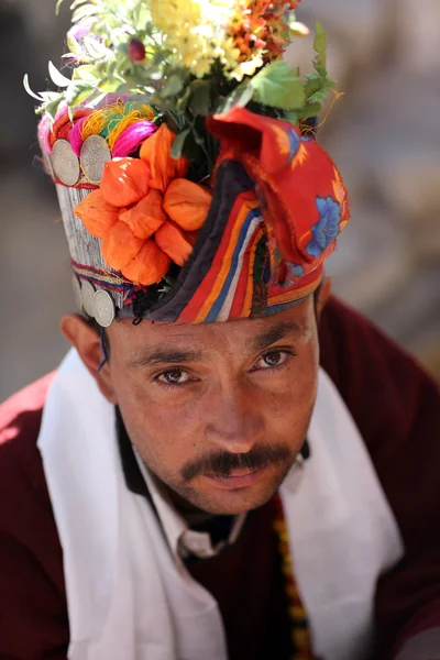 Człowiek z tradycyjnym stroju w inauguracyjnym procesji festiwalu ladakh — Zdjęcie stockowe