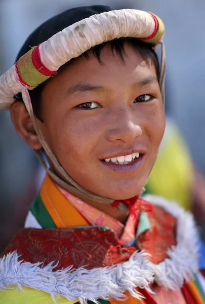 Młody człowiek z tradycyjnym stroju w inauguracyjnym procesji coroczny Festiwal ladakh — Zdjęcie stockowe