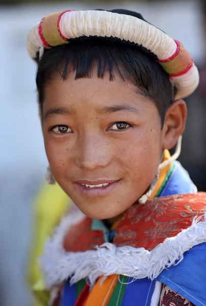 Jeune homme vêtu de vêtements traditionnels lors de la procession inaugurale du festival annuel du Ladakh — Photo