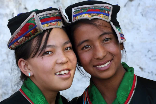 Mladé ženy s tradičními šaty na zahajovací průvod festivalu v Ladakhu — Stock fotografie