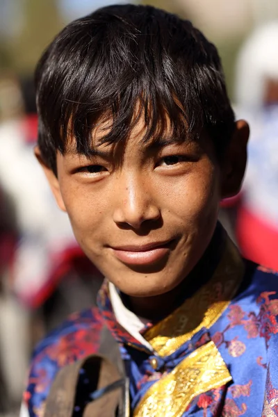 在一年一度的拉达克节就职游行的传统服装的年轻人 — 图库照片