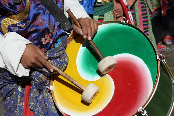 Uomo con abito tradizionale che suona la batteria alla processione inaugurale del Ladakh Festival — Foto Stock