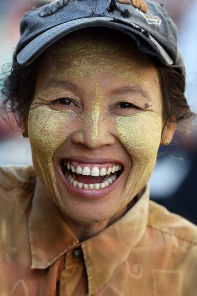 Een onbekende vrouw op 15 december 2013 in mandalay, myanmar — Stockfoto