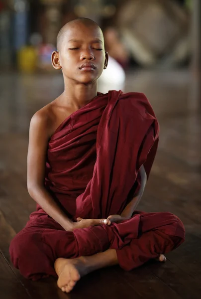 Ein unbekannter burmesischer buddhistischer Novize am 6. Dezember 2012 in Rangun — Stockfoto