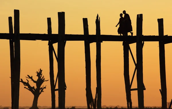 Monjes cruzando el puente U-Bein al amanecer — Foto de Stock