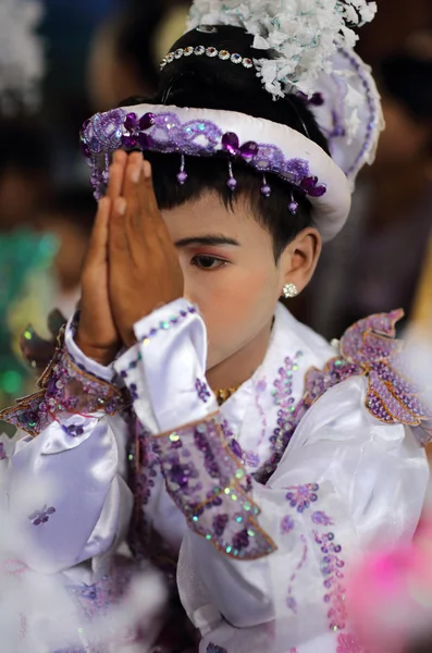 Ein unbekannter burmesischer Junge bei einer buddhistischen Einführungszeremonie für Novizen — Stockfoto