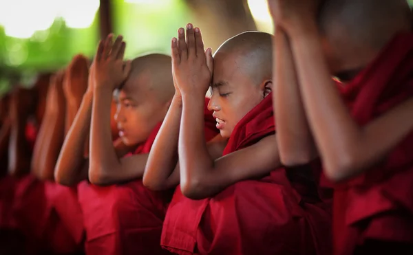 Unbekannte burmesische Novizen beten bei einer buddhistischen Novizeneinweihungszeremonie — Stockfoto