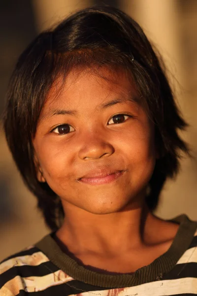 Jonge meisje gezien op de oever van de rivier de ayeyarwady — Stockfoto