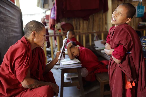 Egy azonosítatlan buddhista szerzetes és a kezdő — Stock Fotó