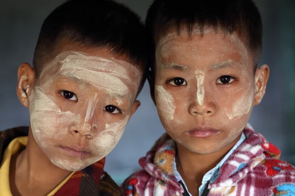 Gêmeos com Thanaka em uma escola monástica em uma aldeia perto de Mandalay — Fotografia de Stock