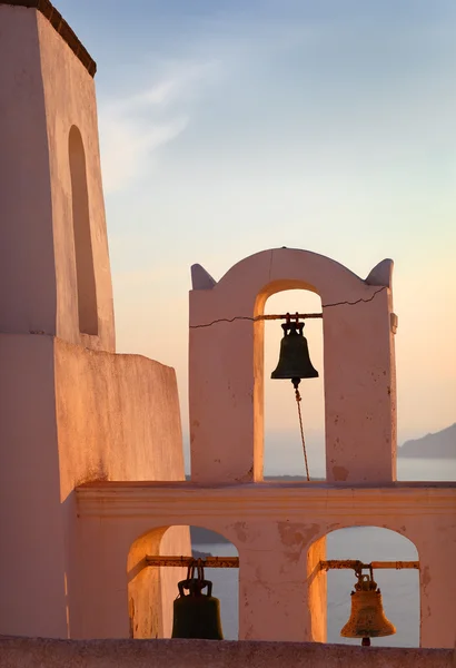 Klokkentoren bij zonsondergang in oia — Stockfoto