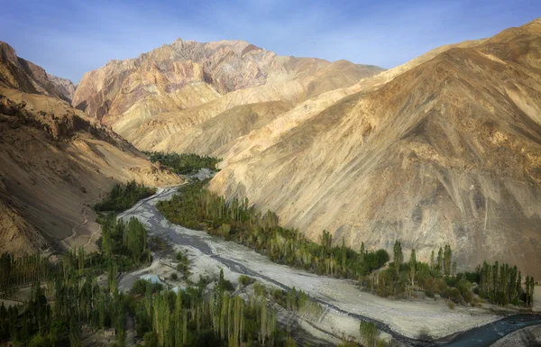 Himalaya-Gebirge und Flussbett im Morgenlicht in der Nähe von wanla — Stockfoto