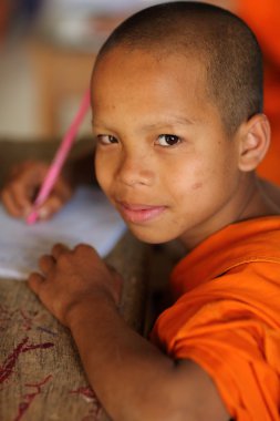 Tanımlanamayan Budist acemiler manastır okuluna