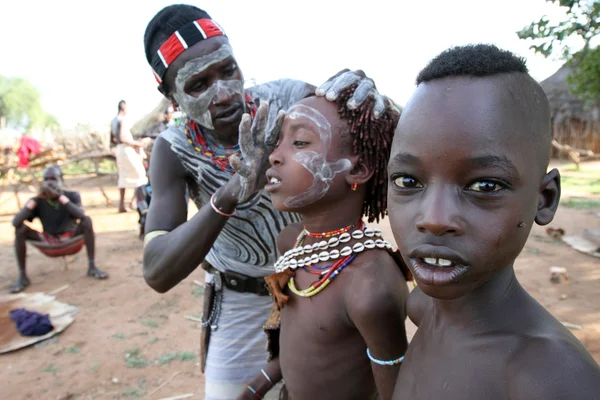 Préparation pour une danse dans le village de Kaina près de Turmi . — Photo