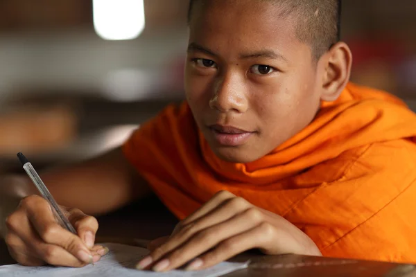 Oidentifierade buddhistiska novis på en monastic skola — Stockfoto