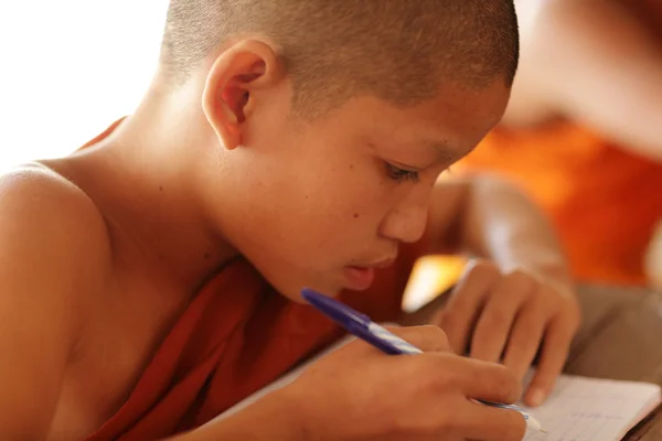 Novizi buddisti non identificati in una scuola monastica — Foto Stock