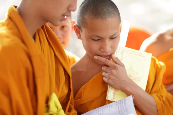Noviços budistas não identificados em uma escola monástica — Fotografia de Stock