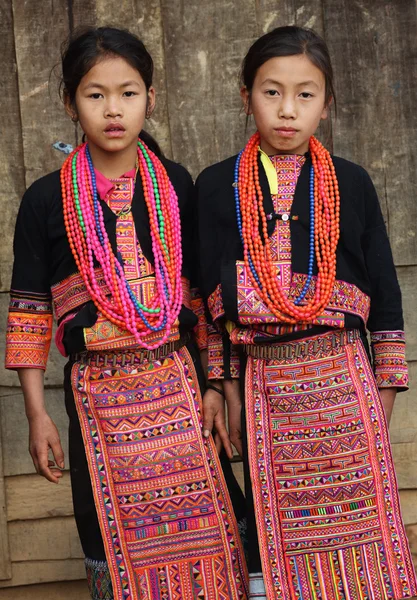 Filles Akha non identifiées à la cérémonie du Nouvel An — Photo