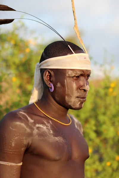 Een niet-geïdentificeerde mursi warrior — Stockfoto