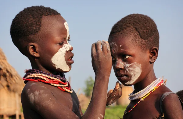 Niet-geïdentificeerde karo kinderen tijdens een ceremonie — Stockfoto