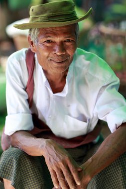 kimliği belirsiz bir Birmanya adam