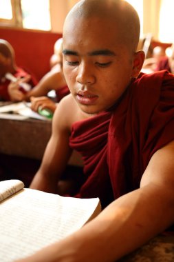 kimliği belirsiz bir Birmanya Budist acemi