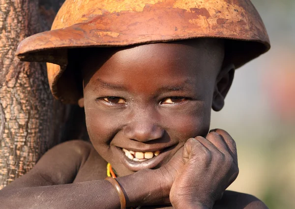 Неопознанный сурийский мальчик с калабашем — стоковое фото