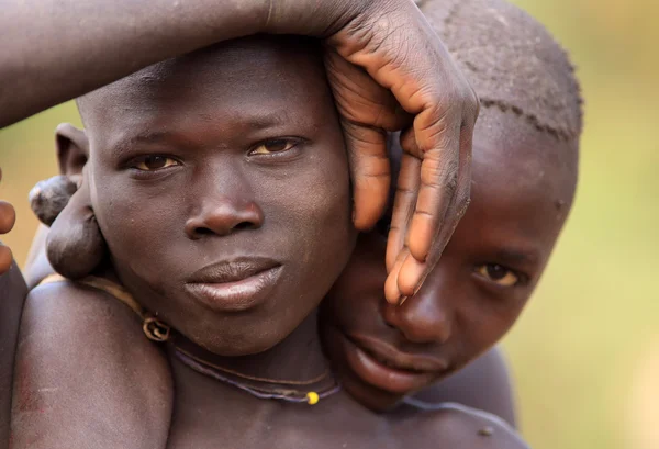 Jeunes éleveurs de bovins Suri non identifiés — Photo